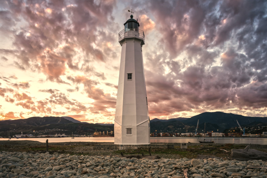 Sunrise at the Boulder Bank lighthouse in Nelson