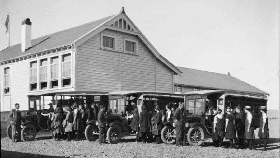 Replica 1920s schoolbus unveiled in Piopio, New Zealand @Stuff