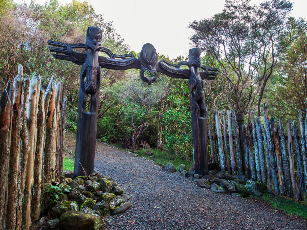 Waharoa carved gateway. The central figure represents Te Ruki Kawiti, the leader of the warriors who defended Ruapekapeka. Northland, New Zealand