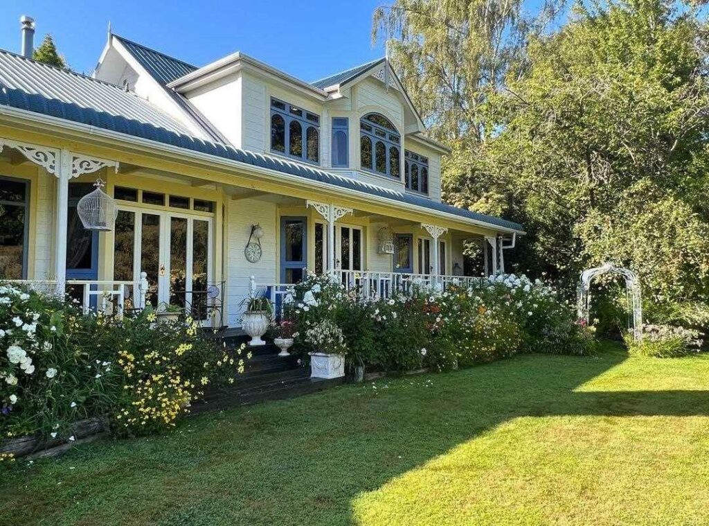Hortensia House Garden in Marlborough New Zealand - Instagram @edwardsgardens